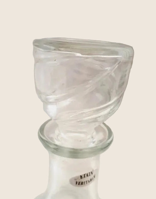 Une carafe d'eau élégante de 25 cm de hauteur, fabriquée en verre torsadé et en étain véritable, portant l'inscription 'Réserve Maison
