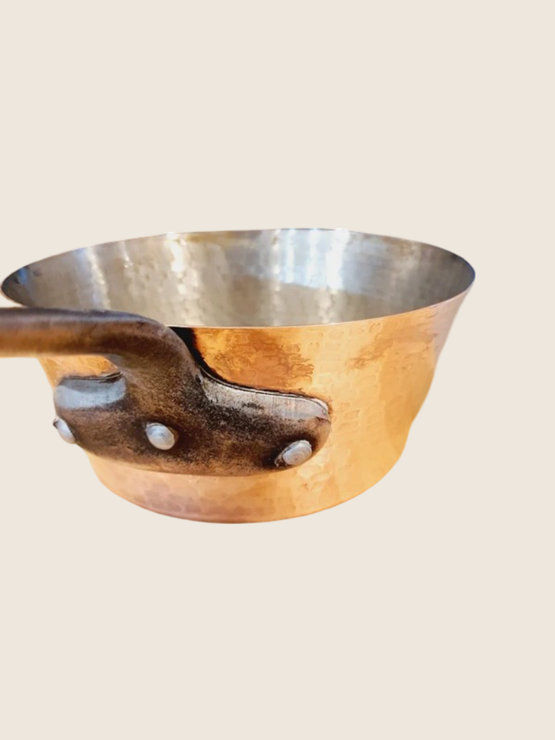 Casserole en Cuivre Martelée Main : L'Âme des Dinandiers (50-70's) - LVR