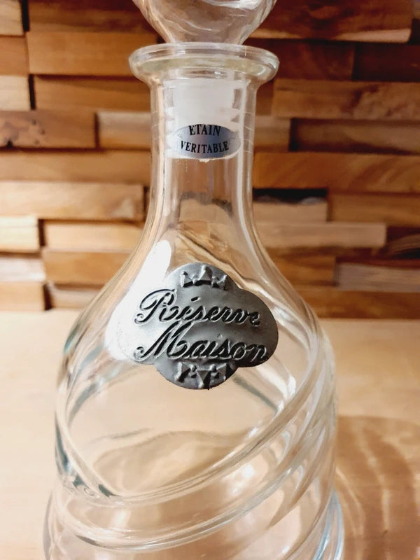 Une carafe d'eau élégante de 25 cm de hauteur, fabriquée en verre torsadé et en étain véritable, portant l'inscription 'Réserve Maison
