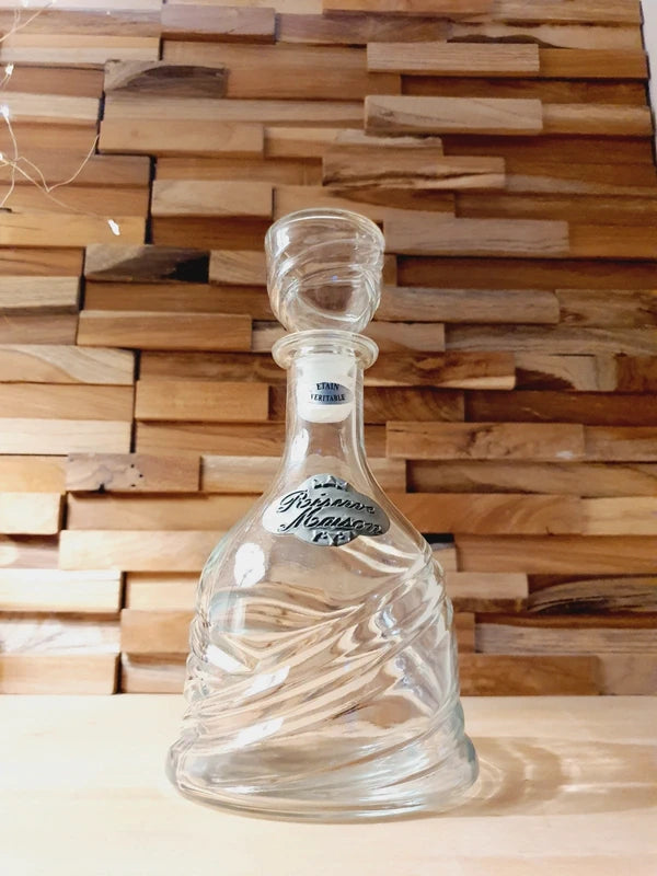 Une carafe d'eau élégante de 25 cm de hauteur, fabriquée en verre torsadé et en étain véritable, portant l'inscription 'Réserve Maison
