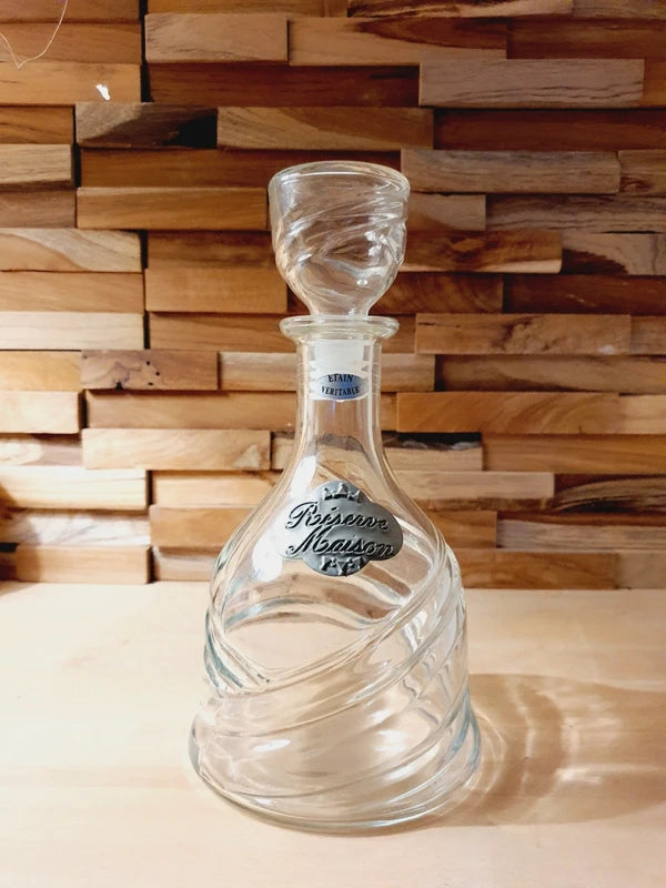 Une carafe d'eau élégante de 25 cm de hauteur, fabriquée en verre torsadé et en étain véritable, portant l'inscription 'Réserve Maison
