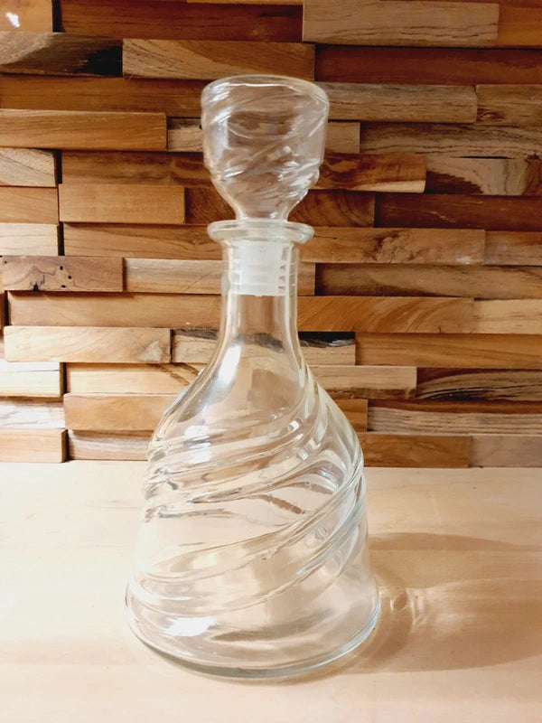 Une carafe d'eau élégante de 25 cm de hauteur, fabriquée en verre torsadé et en étain véritable, portant l'inscription 'Réserve Maison