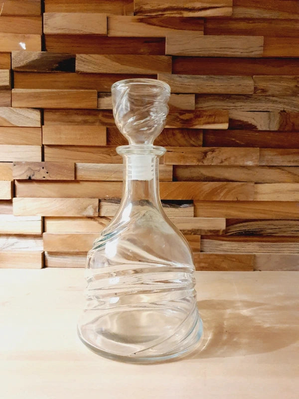 Une carafe d'eau élégante de 25 cm de hauteur, fabriquée en verre torsadé et en étain véritable, portant l'inscription 'Réserve Maison