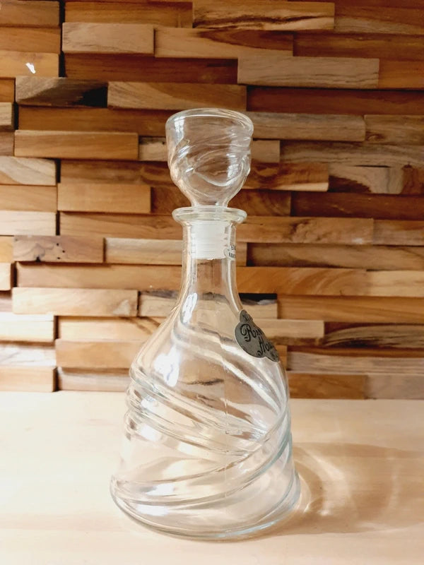 Une carafe d'eau élégante de 25 cm de hauteur, fabriquée en verre torsadé et en étain véritable, portant l'inscription 'Réserve Maison