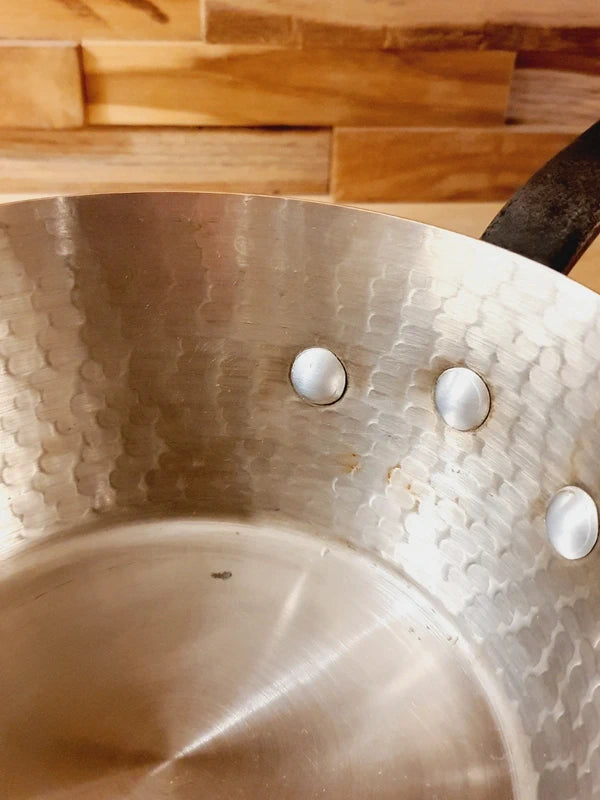 Casserole en Cuivre Martelée Main : L'Âme des Dinandiers (50-70's) - LVR