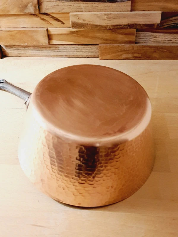 Casserole en Cuivre Martelée Main : L'Âme des Dinandiers (50-70's) - LVR