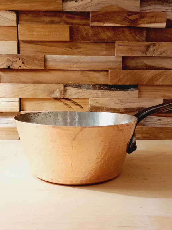 Casserole en Cuivre Martelée Main : L'Âme des Dinandiers (50-70's) - LVR