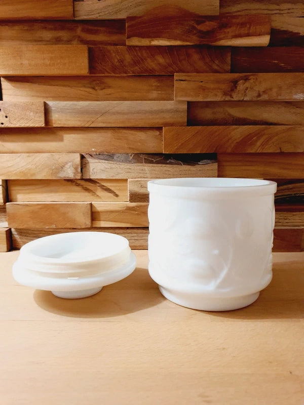 Pot en Opaline Blanche Ciselée : Élégance Néo-Classique (Années 40-50) - LVR