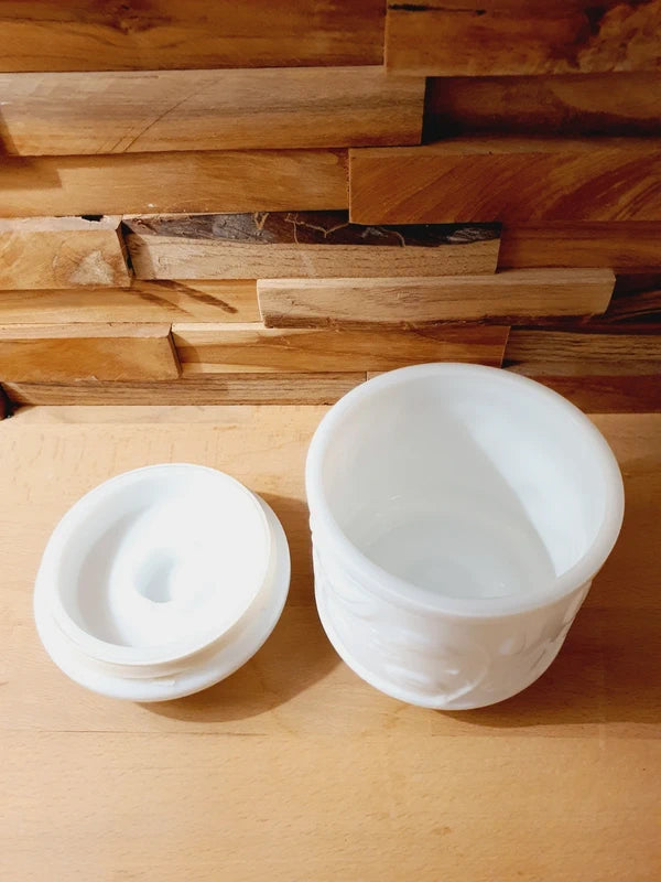 Pot en Opaline Blanche Ciselée : Élégance Néo-Classique (Années 40-50) - LVR