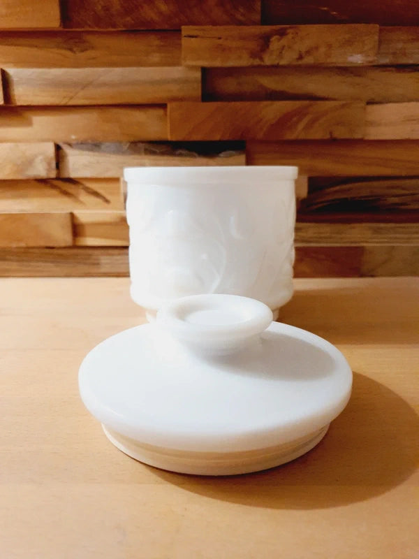 Pot en Opaline Blanche Ciselée : Élégance Néo-Classique (Années 40-50) - LVR