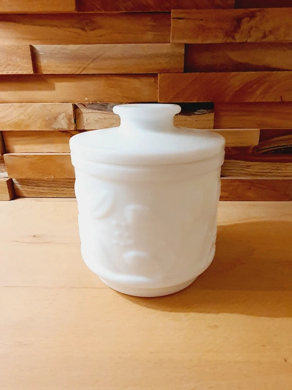 Pot en Opaline Blanche Ciselée : Élégance Néo-Classique (Années 40-50) - LVR