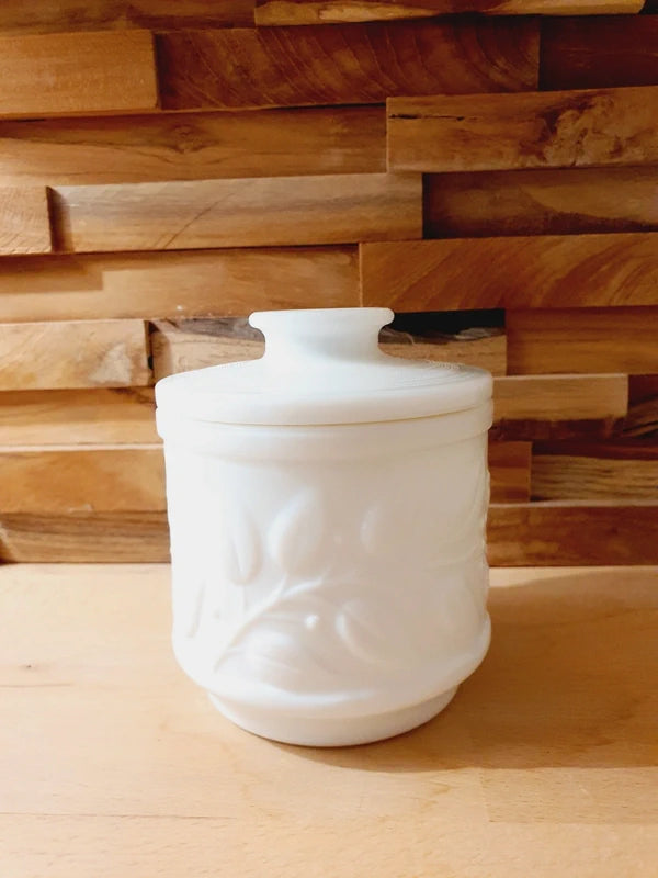 Pot en Opaline Blanche Ciselée : Élégance Néo-Classique (Années 40-50) - LVR