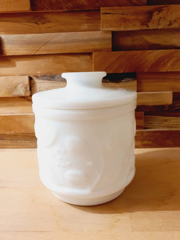 Pot en Opaline Blanche Ciselée : Élégance Néo-Classique (Années 40-50) - LVR