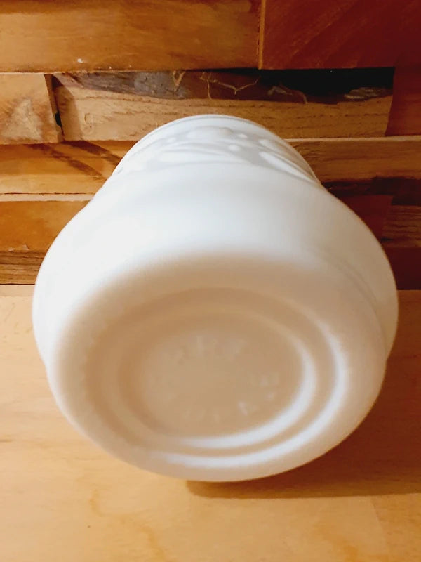 Pot en Opaline Blanche Ciselée : Élégance Néo-Classique (Années 40-50) - LVR