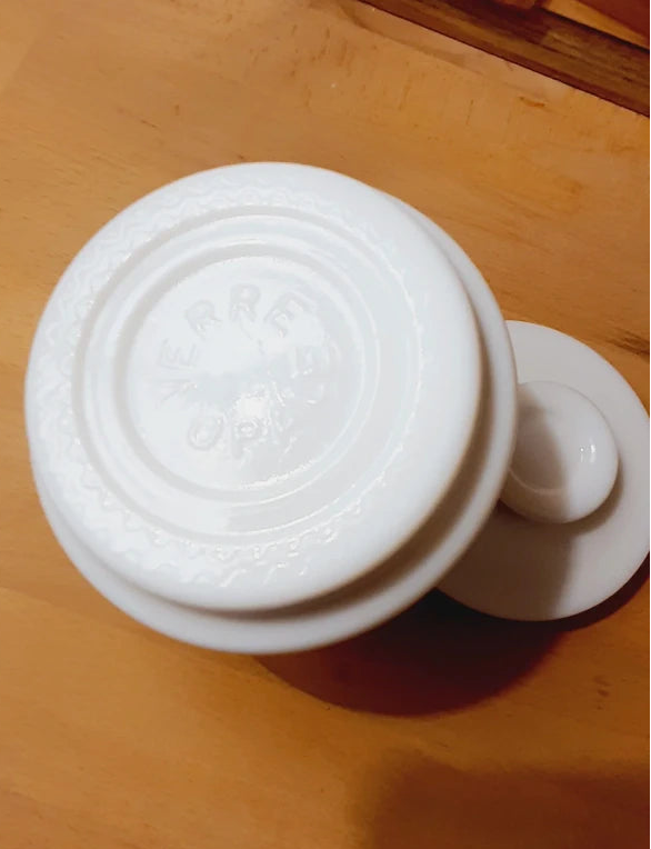 Pot en Opaline Blanche Ciselée : Élégance Néo-Classique (Années 40-50) - LVR