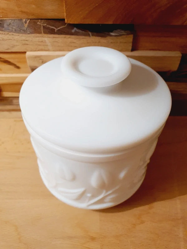 Pot en Opaline Blanche Ciselée : Élégance Néo-Classique (Années 40-50) - LVR