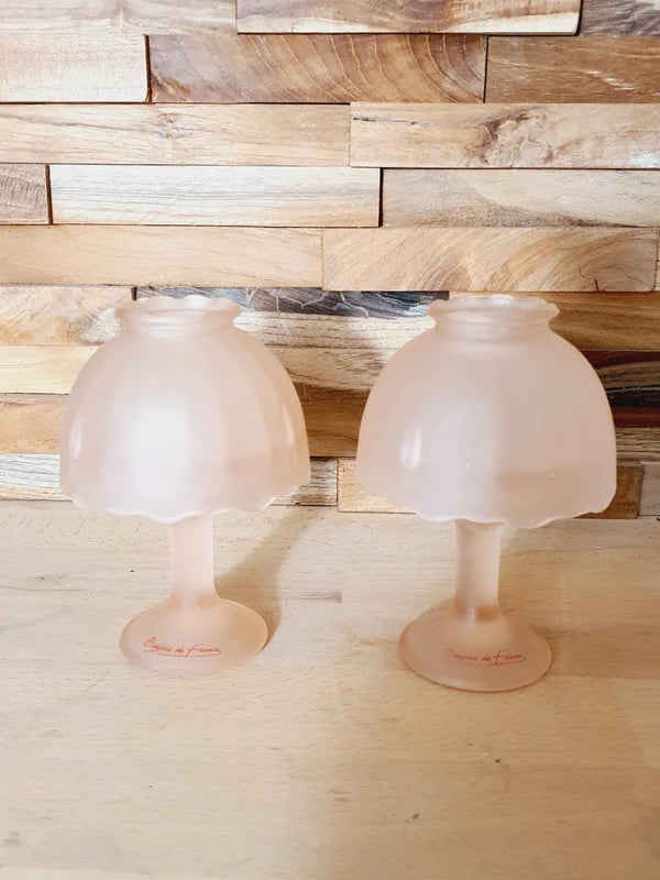 Paire de Bougeoirs Verre Dépoli Rose Poudré : Esprit Bergère de France (Années 80) - LVR