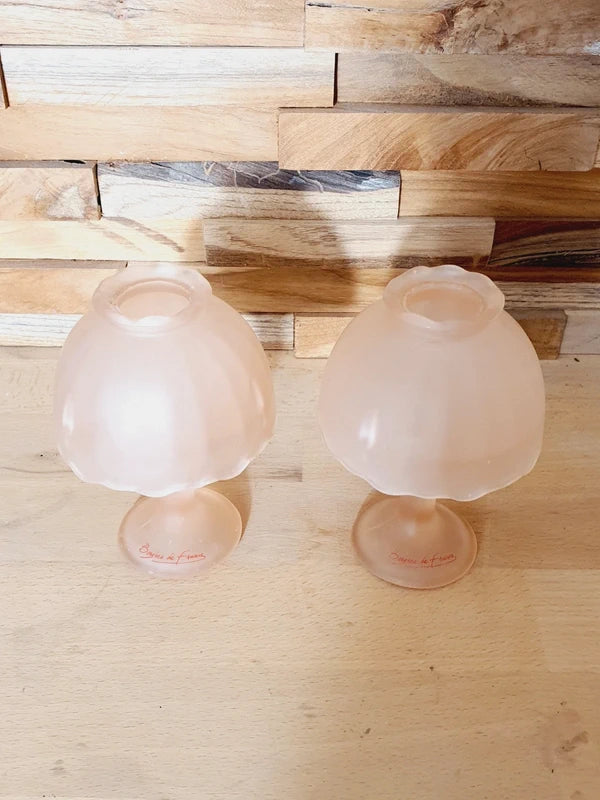 Paire de Bougeoirs Verre Dépoli Rose Poudré : Esprit Bergère de France (Années 80) - LVR