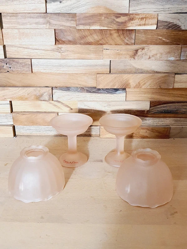 Paire de Bougeoirs Verre Dépoli Rose Poudré : Esprit Bergère de France (Années 80) - LVR