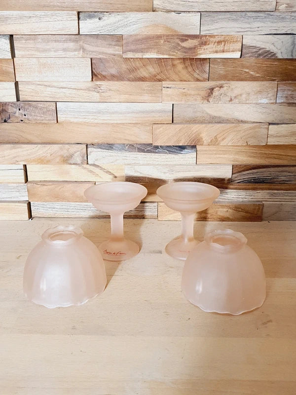 Paire de Bougeoirs Verre Dépoli Rose Poudré : Esprit Bergère de France (Années 80) - LVR
