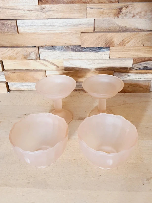 Paire de Bougeoirs Verre Dépoli Rose Poudré : Esprit Bergère de France (Années 80) - LVR