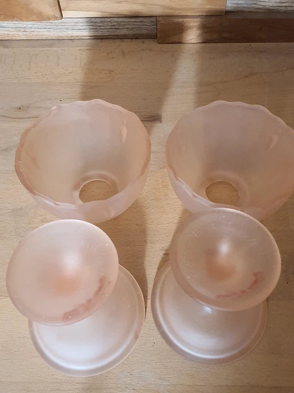 Paire de Bougeoirs Verre Dépoli Rose Poudré : Esprit Bergère de France (Années 80) - LVR
