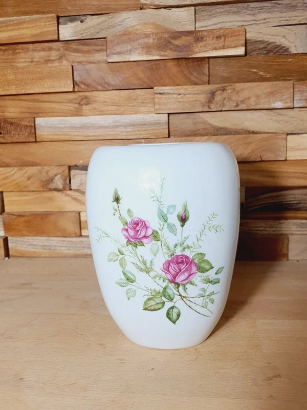 Pot mural arrondi en porcelaine blanche brillante orné de motifs de roses roses et rouges, avec trous de fixation au dos, style vintage romantique.
