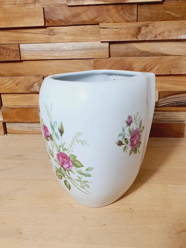 Pot mural arrondi en porcelaine blanche brillante orné de motifs de roses roses et rouges, avec trous de fixation au dos, style vintage romantique.