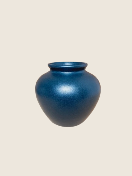 Petit vase boule en grès artisanal de couleur vert forêt profond, aspect mat et brut, poterie signée datant de 1994.