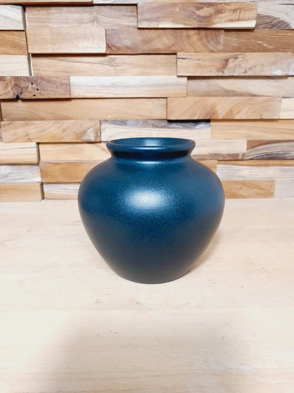 Petit vase boule en grès artisanal de couleur vert forêt profond, aspect mat et brut, poterie signée datant de 1994.