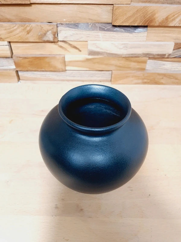 Petit vase boule en grès artisanal de couleur vert forêt profond, aspect mat et brut, poterie signée datant de 1994.