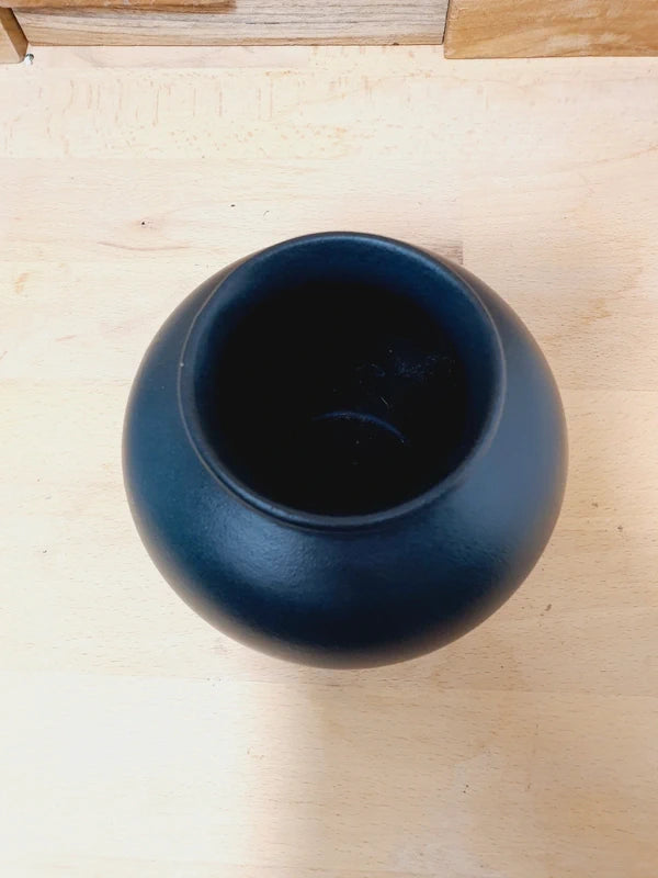 Petit vase boule en grès artisanal de couleur vert forêt profond, aspect mat et brut, poterie signée datant de 1994.