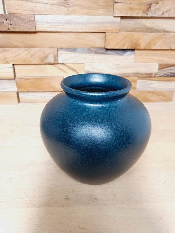 Petit vase boule en grès artisanal de couleur vert forêt profond, aspect mat et brut, poterie signée datant de 1994.
