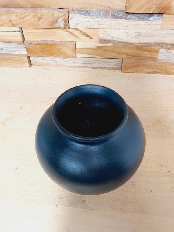 Petit vase boule en grès artisanal de couleur vert forêt profond, aspect mat et brut, poterie signée datant de 1994.