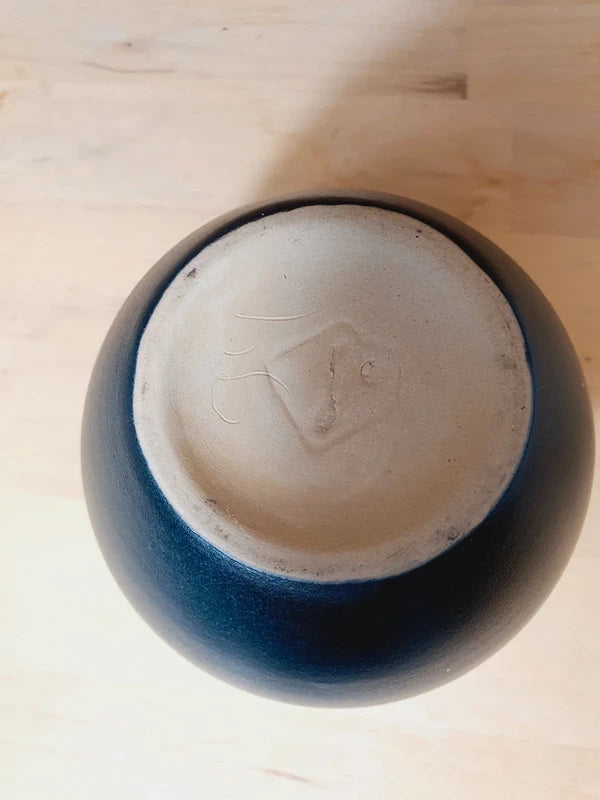 Petit vase boule en grès artisanal de couleur vert forêt profond, aspect mat et brut, poterie signée datant de 1994.