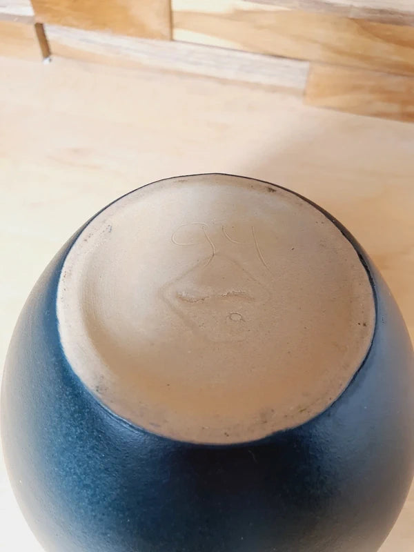 Petit vase boule en grès artisanal de couleur vert forêt profond, aspect mat et brut, poterie signée datant de 1994.