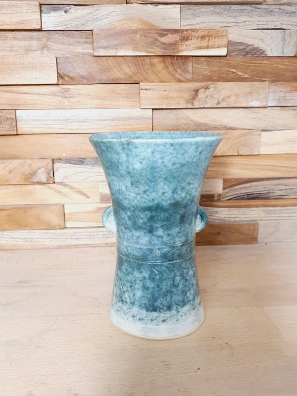 Poterie artisanale en grès avec décor de nœuds celtiques gravés, émail vert et blanc moucheté, deux petites anses sur les côtés, style vintage britannique.