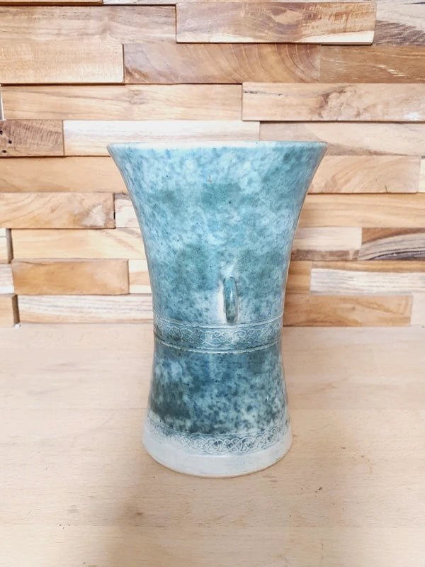 Poterie artisanale en grès avec décor de nœuds celtiques gravés, émail vert et blanc moucheté, deux petites anses sur les côtés, style vintage britannique.