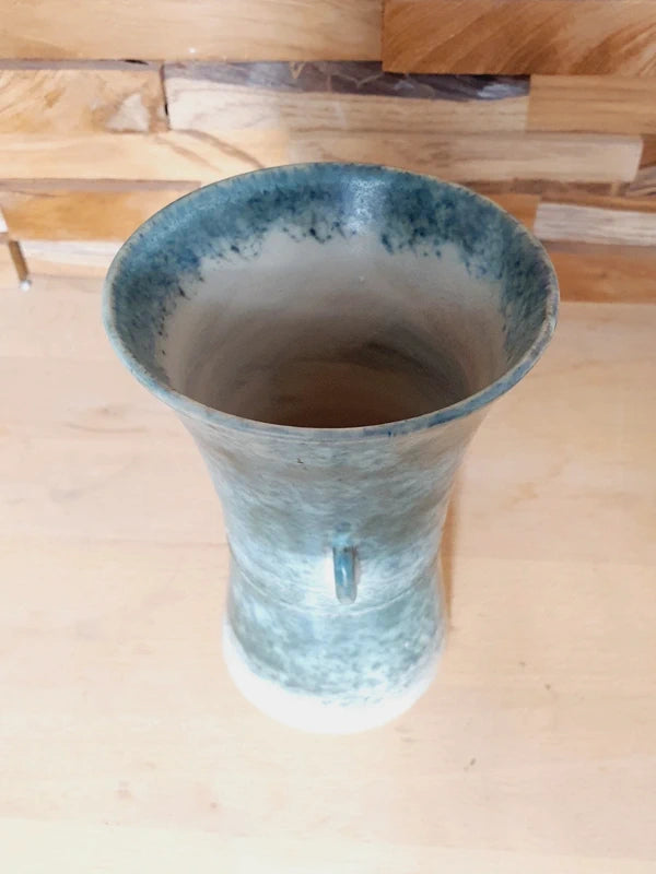 Poterie artisanale en grès avec décor de nœuds celtiques gravés, émail vert et blanc moucheté, deux petites anses sur les côtés, style vintage britannique.