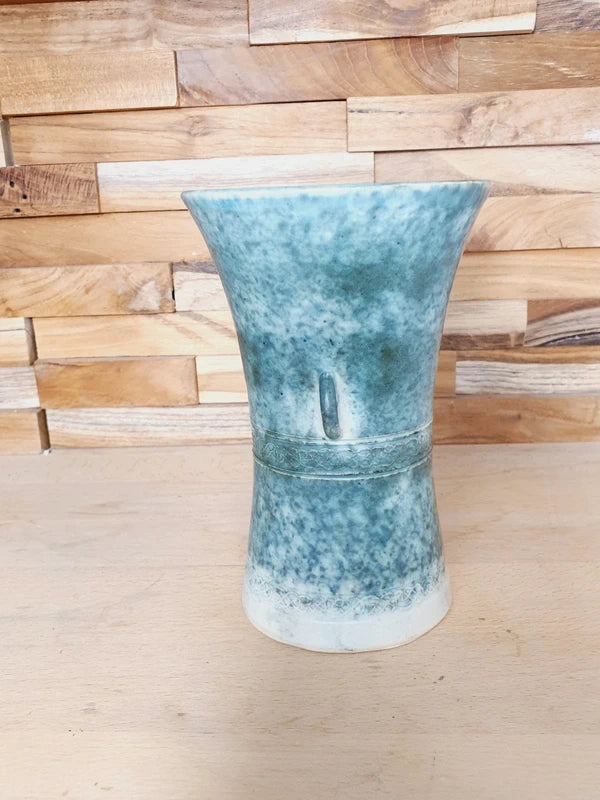 Poterie artisanale en grès avec décor de nœuds celtiques gravés, émail vert et blanc moucheté, deux petites anses sur les côtés, style vintage britannique.