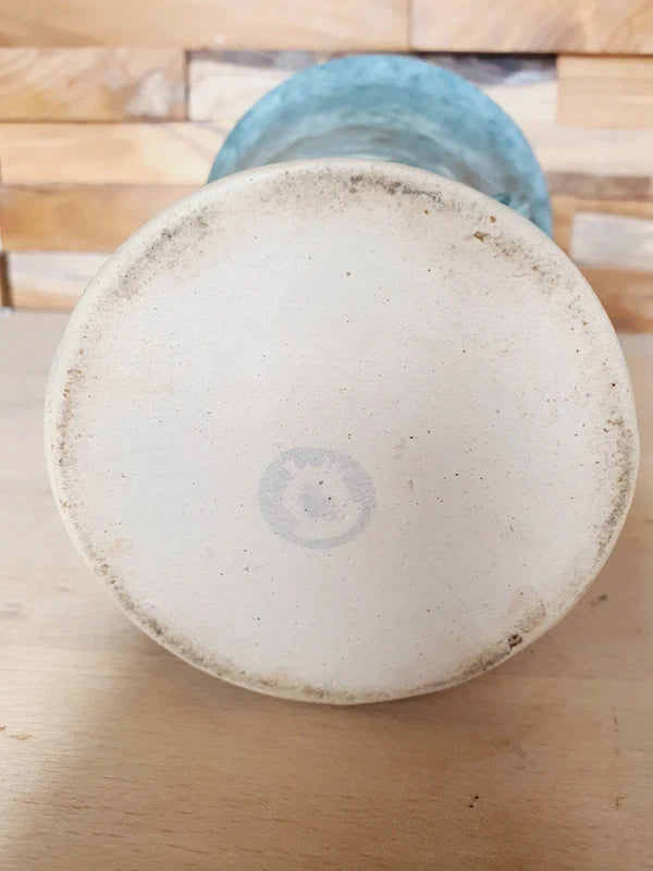 Poterie artisanale en grès avec décor de nœuds celtiques gravés, émail vert et blanc moucheté, deux petites anses sur les côtés, style vintage britannique.
