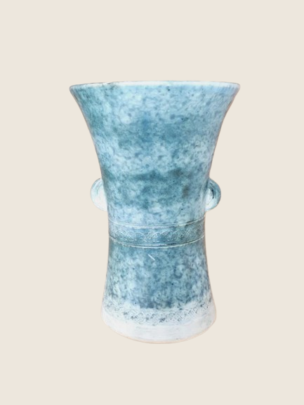 Poterie artisanale en grès avec décor de nœuds celtiques gravés, émail vert et blanc moucheté, deux petites anses sur les côtés, style vintage britannique.