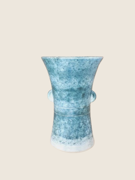 Poterie artisanale en grès avec décor de nœuds celtiques gravés, émail vert et blanc moucheté, deux petites anses sur les côtés, style vintage britannique.