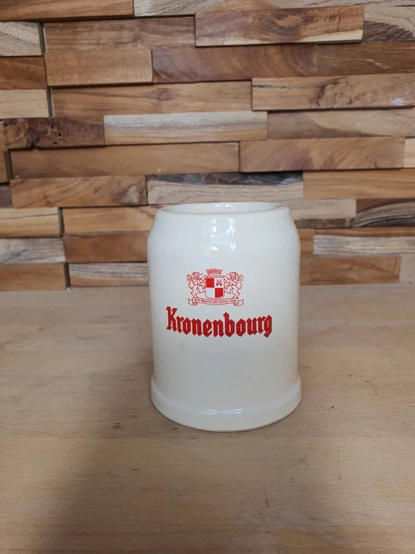 Petite choppe à bière vintage Kronenbourg en grès crème avec logo rouge et signature Baudoin RF Belgium gravée sous la base.