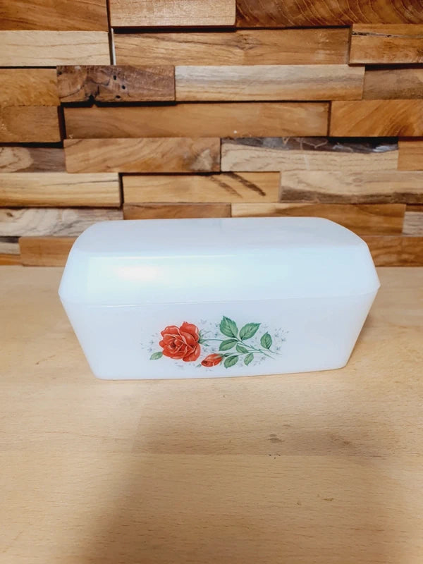 Beurrier rectangulaire en verre opale blanc avec couvercle, orné d'un motif de roses rouges délicates Arcopal Rose de France.