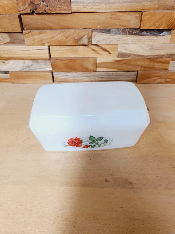 Beurrier rectangulaire en verre opale blanc avec couvercle, orné d'un motif de roses rouges délicates Arcopal Rose de France.