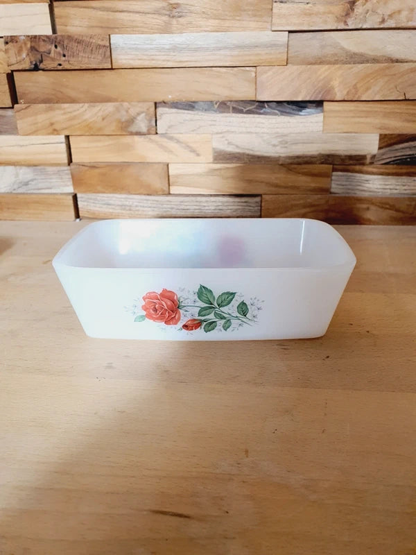 Beurrier rectangulaire en verre opale blanc avec couvercle, orné d'un motif de roses rouges délicates Arcopal Rose de France.