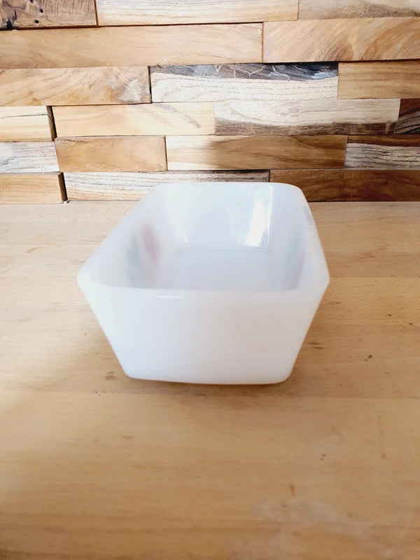 Beurrier rectangulaire en verre opale blanc avec couvercle, orné d'un motif de roses rouges délicates Arcopal Rose de France.