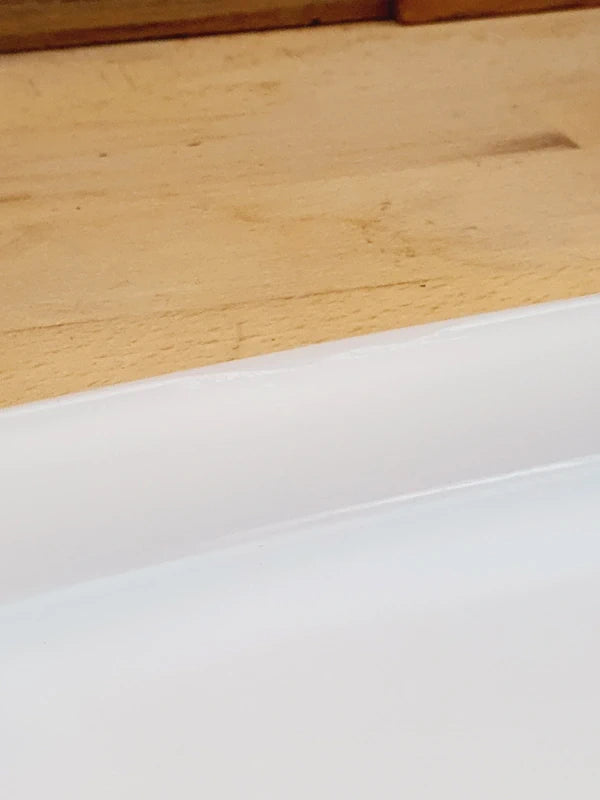 Beurrier rectangulaire en verre opale blanc avec couvercle, orné d'un motif de roses rouges délicates Arcopal Rose de France.