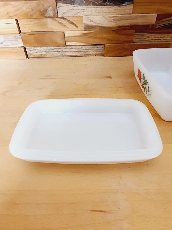 Beurrier rectangulaire en verre opale blanc avec couvercle, orné d'un motif de roses rouges délicates Arcopal Rose de France.